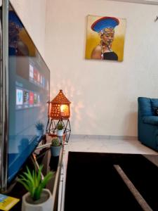 TV a/nebo společenská místnost v ubytování Appartmeublé , Cotonou