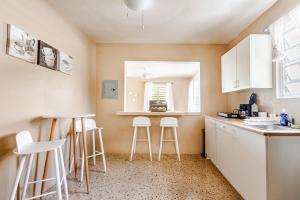 Η κουζίνα ή μικρή κουζίνα στο Cómodo y acogedor en Fajardo con vista al mar