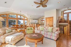 Χώρος καθιστικού στο New Listing Game room Private pool & Hot Tub