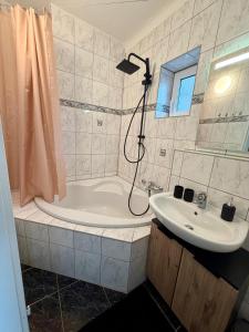 a bathroom with a tub and a sink at Modernes Studio im Herzen von Würselen, gemütlich, zentral & mit Netflix in Würselen