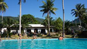 eine Gruppe von Personen in einem Pool mit Palmen in der Unterkunft Elephant Bay Resort in Ko Chang