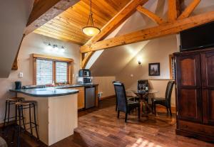 雷夫尔斯托克Timberloft by Revelstoke Vacations的一间带酒吧的厨房和一间用餐室 更多15张照片