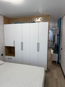 En eller flere senge i et værelse på Sunrise Batumi + 19 billeder