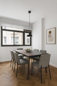 une salle à manger avec une table et des chaises dans l'établissement Hermoso departamento con vista a Obelisco lV, à Buenos Aires