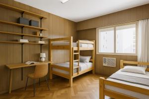 une chambre avec deux lits superposés et un bureau dans l'établissement Hermoso departamento con vista a Obelisco lV, à Buenos Aires