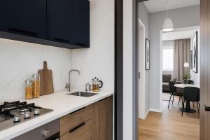 une cuisine avec un évier et un plan de travail dans l'établissement Hermoso departamento con vista a Obelisco lV, à Buenos Aires