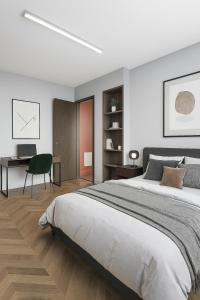 une chambre avec un grand lit et un bureau dans l'établissement Hermoso departamento con vista a Obelisco lV, à Buenos Aires