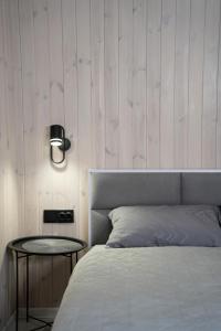 Schlafzimmer mit einem Bett und einem Beistelltisch in der Unterkunft Porichka Home in Roslavichi