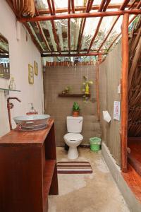 une salle de bains avec toilettes et lavabo dans l'établissement El Búho Bacalar Eco-Cabañas Hostal, à Bacalar