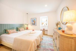 Postel nebo postele na pokoji v ubytování Vila Amorim - Stylish 4BR Home with Jacuzzi