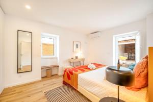 Postel nebo postele na pokoji v ubytování Vila Amorim - Stylish 4BR Home with Jacuzzi