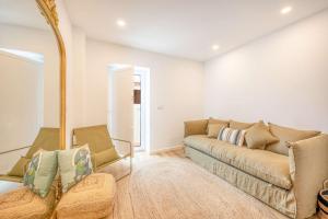 Posezení v ubytování Vila Amorim - Stylish 4BR Home with Jacuzzi + 30 fotografií