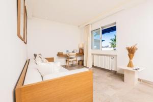 ein Wohnzimmer mit einer weißen Couch und einem Tisch in der Unterkunft Neira Boutique Hotel & Spa in Sidi Bou Saïd