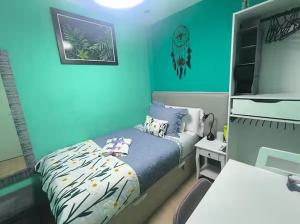 a bedroom with a bed and a blue wall at Casa Atocha 1913 Apartamento Histórico con Encanto in Madrid