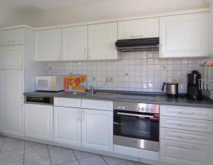 Kuchyň nebo kuchyňský kout v ubytování Birkmaase 12 Kapitänshaus Jacqueline 4-Sterne Komfort FeWo im EG rechts