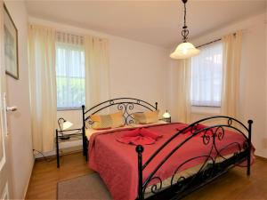 Postel nebo postele na pokoji v ubytování Birkmaase 12 Kapitänshaus Jacqueline 4-Sterne Komfort FeWo im EG rechts + 2 fotografie