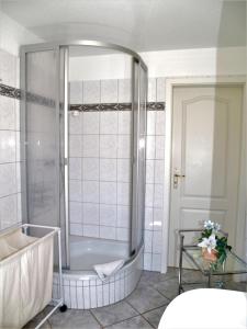 Koupelna v ubytování Birkmaase 12 Kapitänshaus Jacqueline 4-Sterne Komfort FeWo im EG rechts