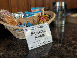 Una canasta de comida sobre un mostrador con un cartel. en Gothic Heights Inn, en Clifton Heights