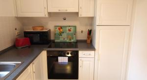 Kuchyň nebo kuchyňský kout v ubytování Birkmaase 18 - Komfort FeWo im 4-Sterne-Ferienhaus Yvonne EG