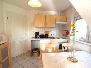 Η κουζίνα ή μικρή κουζίνα στο Birkmaase 18 - Komfort FeWo im 4-Sterne-Ferienhaus Yvonne DG