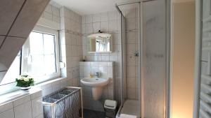 Ένα μπάνιο στο Birkmaase 18 - Komfort FeWo im 4-Sterne-Ferienhaus Yvonne DG +2 φωτογραφίες