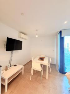 Μια τηλεόραση ή/και κέντρο ψυχαγωγίας στο Larger studio apartment, great view