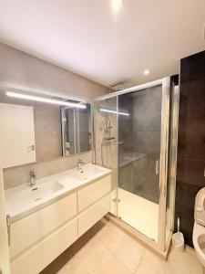 Ένα μπάνιο στο Larger studio apartment, great view +14 φωτογραφίες