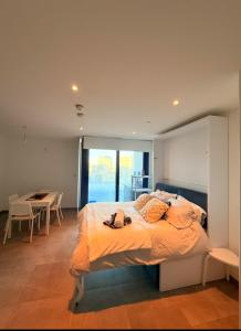 Ένα ή περισσότερα κρεβάτια σε δωμάτιο στο Larger studio apartment, great view