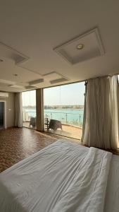a bedroom with a bed with a view of the ocean at فيلا هابي بيتش درة العروس رملي وخاص in Durat Alarous +53 photos