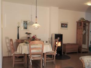 Posezení v ubytování Birkmaase 12 - Kapitänshaus Jacqueline 4-Sterne Komfort FeWo im EG links