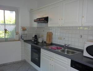 Kuchyň nebo kuchyňský kout v ubytování Birkmaase 12 - Kapitänshaus Jacqueline 4-Sterne Komfort FeWo im EG links