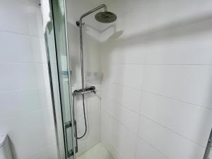 a shower with a glass door in a bathroom at Apartamento Benalbeach in Benalmádena +19 photos