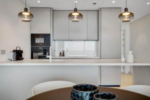 une cuisine avec des armoires blanches et une table et des chaises dans l'établissement Sun Valley 1, à Fuengirola 16 autres photos