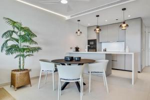 une cuisine et une salle à manger avec une table et des chaises dans l'établissement Sun Valley 1, à Fuengirola