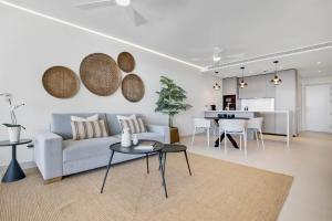 un salon avec un canapé et une table dans l'établissement Sun Valley 1, à Fuengirola