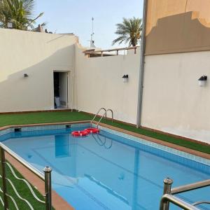 a swimming pool on the roof of a building at فيلا السعادة بيتش درة العروس رملي وخاص in Durat  Alarous