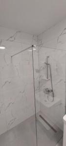 Un baño con ducha de cristal con inodoro. en Apartman Vaske 2, en Brčko 29 fotos más