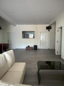 sala de estar con sofá blanco y mesa de cristal en Charin pool villa - Aurora Villa 9, en Ban Pa Yup 5 fotos más