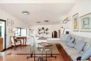 een woonkamer met een bank en een tafel bij DIMORA DISIU - Jacuzzi & Sea View - 4 minuti a piedi dal centro in Taormina