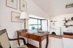 een bureau met een lamp en een stoel bij DIMORA DISIU - Jacuzzi & Sea View - 4 minuti a piedi dal centro in Taormina +19 foto's