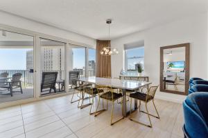 una sala da pranzo con tavolo e sedie e un balcone di Tides 611 a Destin