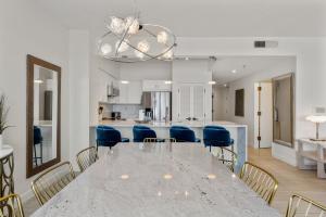una sala da pranzo e una cucina con tavolo e sedie di Tides 611 a Destin