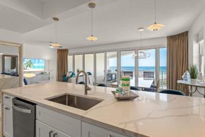 una cucina con lavandino e vista sull'oceano di Tides 611 a Destin Altre 26 foto
