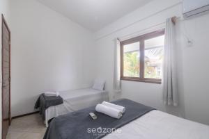 Postel nebo postele na pokoji v ubytování Aptos completos em cond. com piscina a 500m da Praia de Taperapuã - ENLs + 23 fotografií