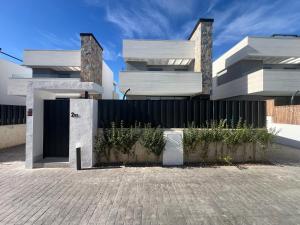a building with a gate and a fence at Casa Verde in Molino de las Ánimas