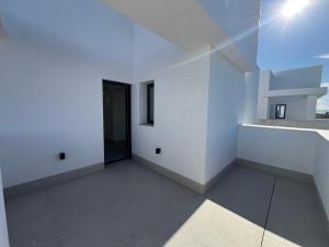 a room with white walls and a black door at Casa Verde in Molino de las Ánimas