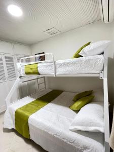 zwei Etagenbetten in einem kleinen Zimmer mit in der Unterkunft Casa turística Cartagena De Indias in Cartagena de Indias