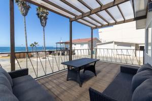 a patio with a table and a view of the beach at New Casa Marea #2 Beach Front House 2BR Wifi AC in Colonia Cuauhtemoc
