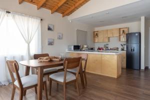 a kitchen and dining room with a table and chairs at NEW Casa Marea Beach Front House DT 2BR WiFi & AC in Colonia Cuauhtemoc