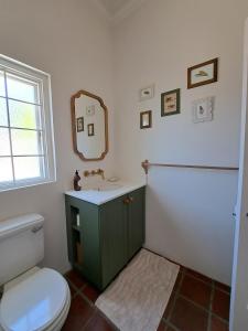 Et badeværelse på Mountain-side Cottage with Breathtaking Sea View